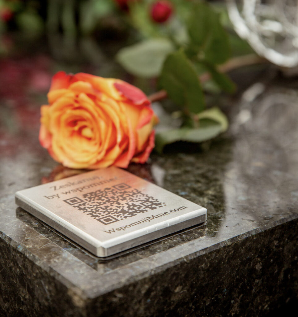 Tabliczka QR kod na grobie