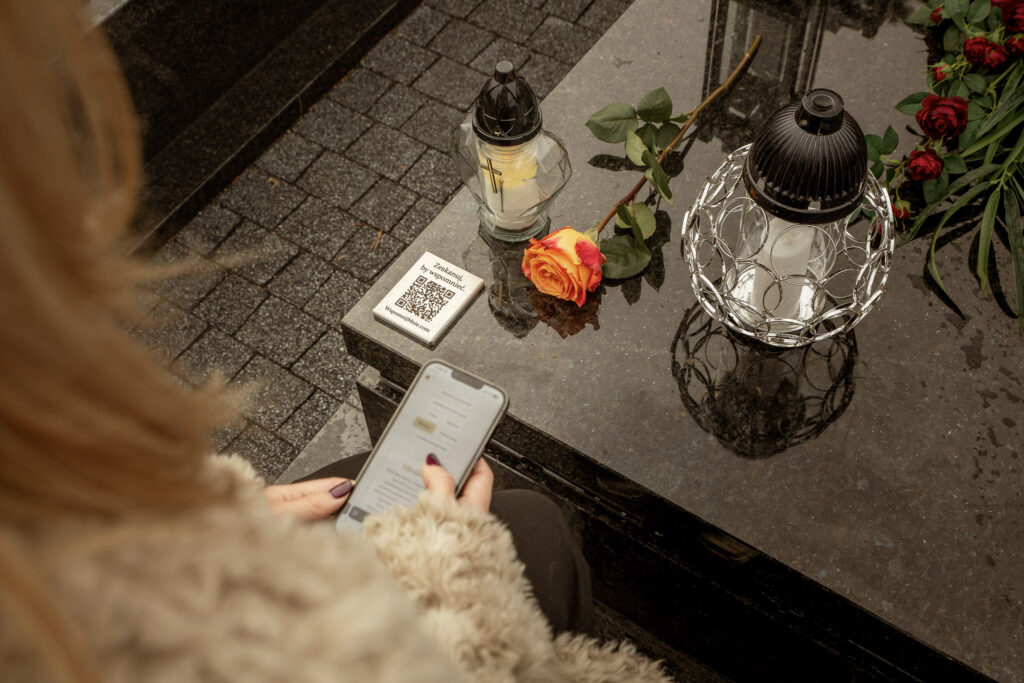 Tabliczka QR kod na grobie