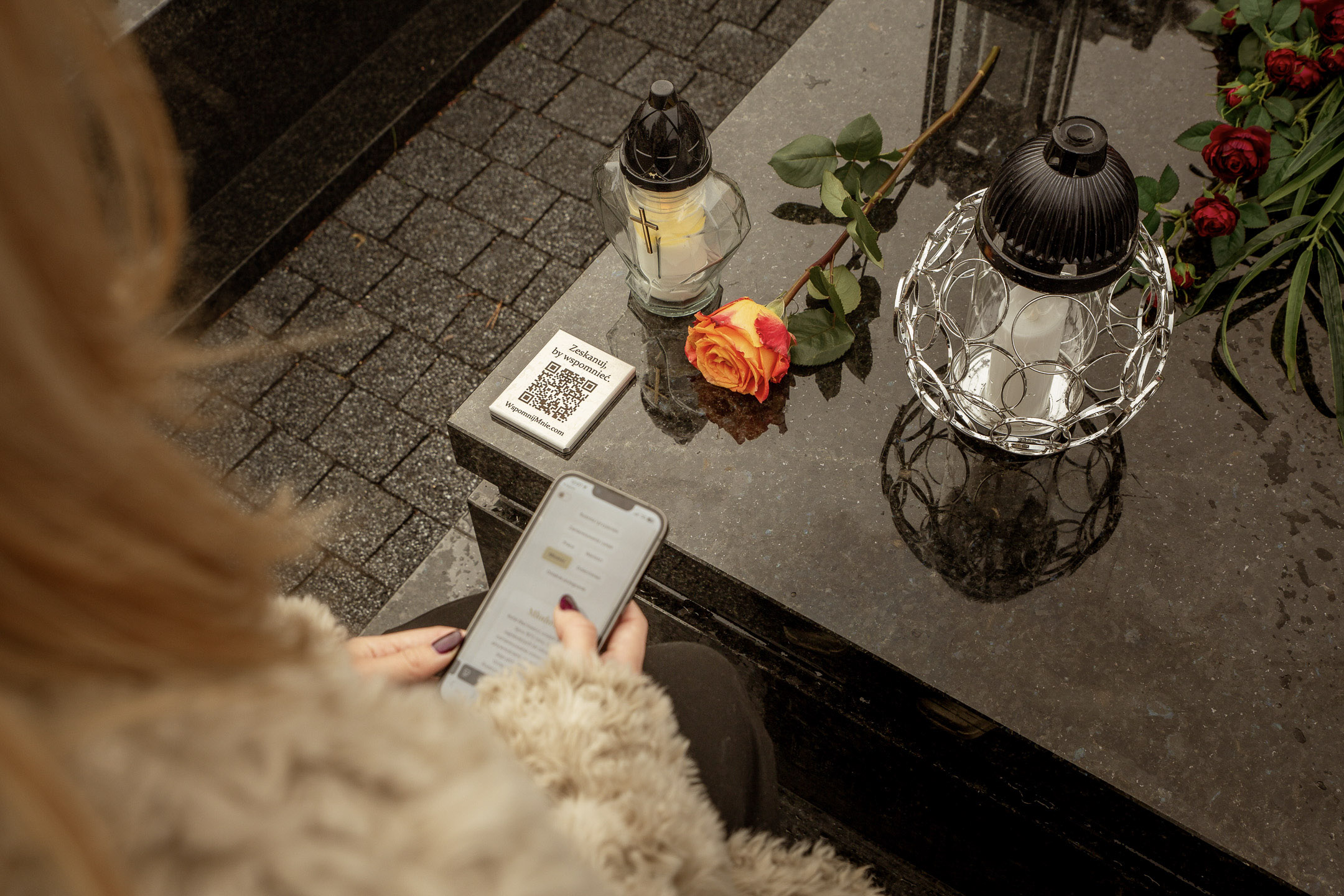 Tabliczka QR kod na grobie